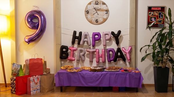 Διακόσμηση γενεθλίων με μπαλόνια Happy Birthday στο θέατρο